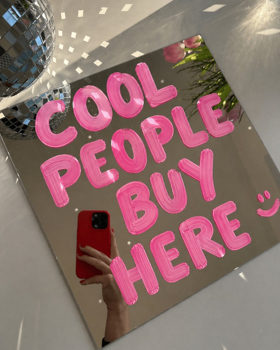 Mirrors that<br><em>sculpts</em><br>your space.